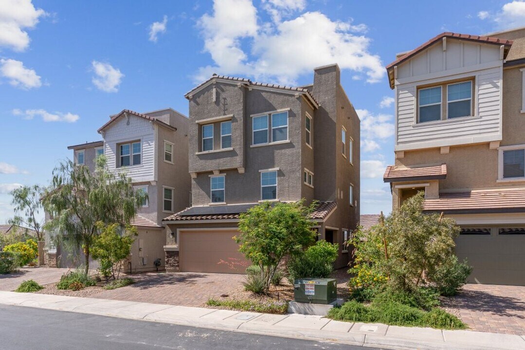 100 Campbelltown Ave in Henderson, NV - Building Photo
