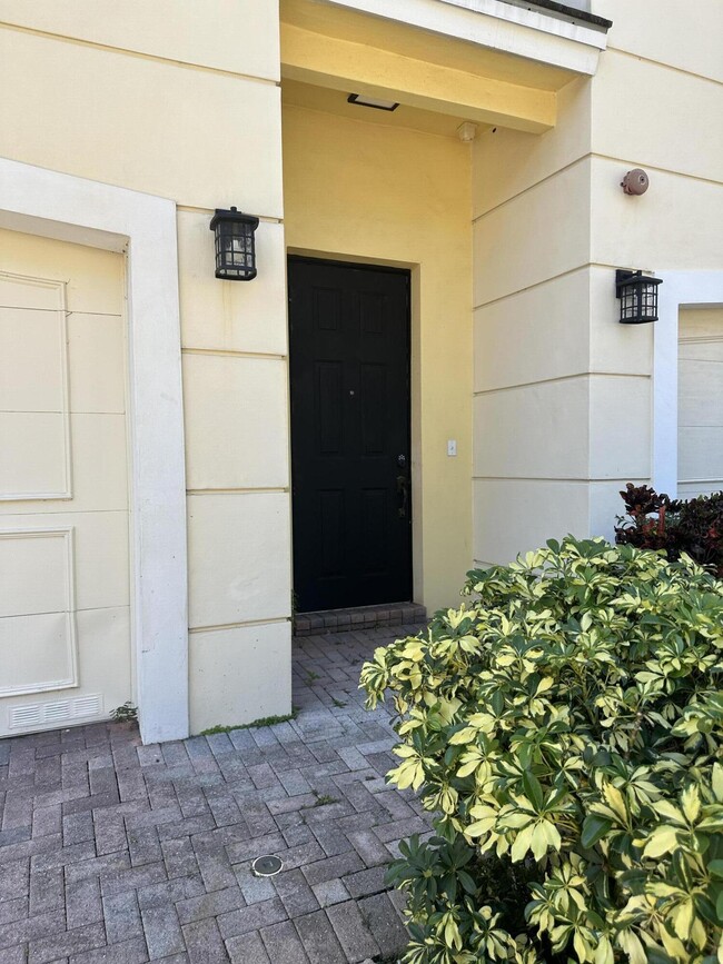 643 NW 38th Cir in Boca Raton, FL - Building Photo - Building Photo