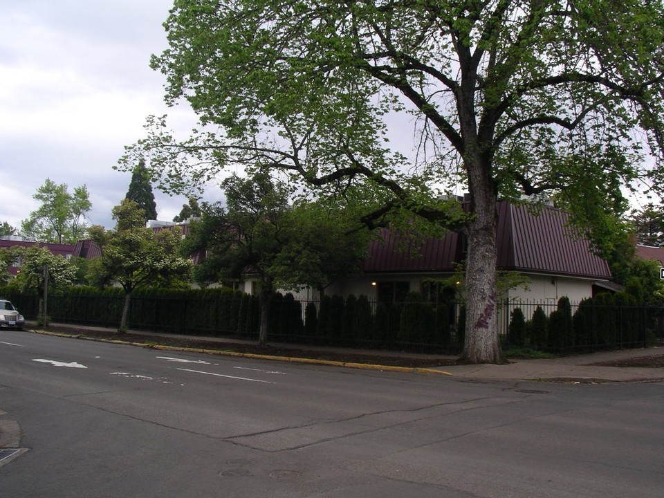 1695 Patterson St in Eugene, OR - Building Photo