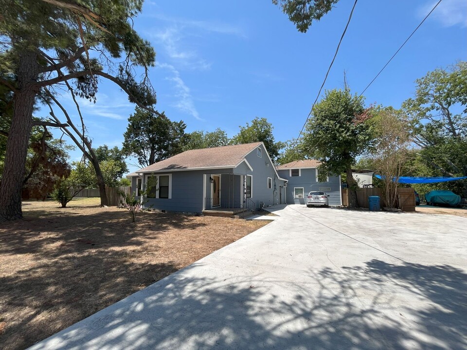 406 Lexington Rd-Unit -Unit 1 (Front) in Elgin, TX - Building Photo