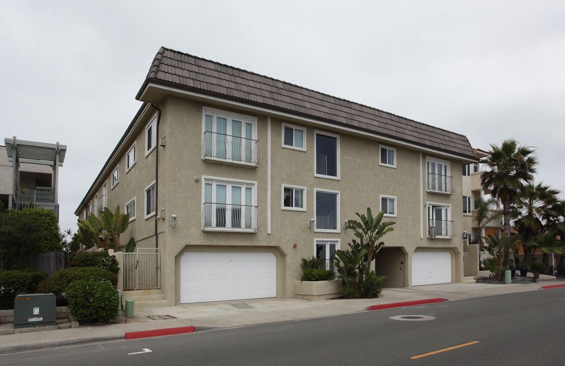 1220 Seacoast Dr in Imperial Beach, CA - Building Photo