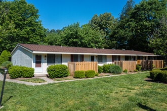 Amber Ridge Apartments ~ Boutique Cottage Style Living Meets Hassle Free Leasing in Richmond, VA - Foto de edificio - Building Photo