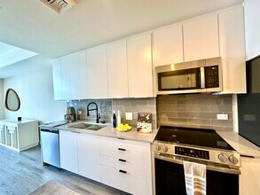 105 NE 25th St, Unit S2 in Miami, FL - Building Photo - Building Photo