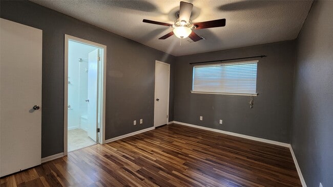 223 Sycamore Dr in Highlands, TX - Foto de edificio - Building Photo