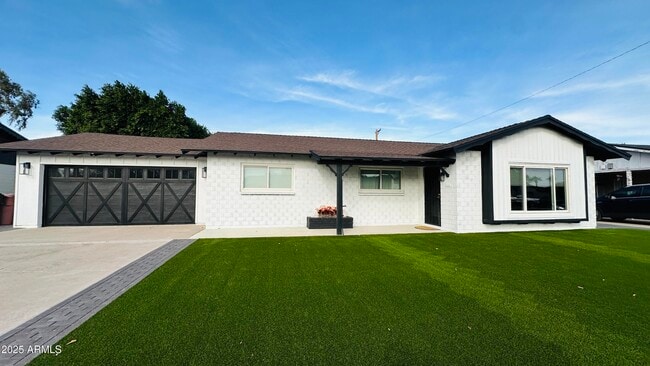 8240 E Turney Ave in Scottsdale, AZ - Building Photo - Building Photo