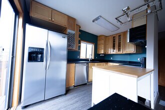 6121 NE Hassalo St in Portland, OR - Building Photo - Building Photo