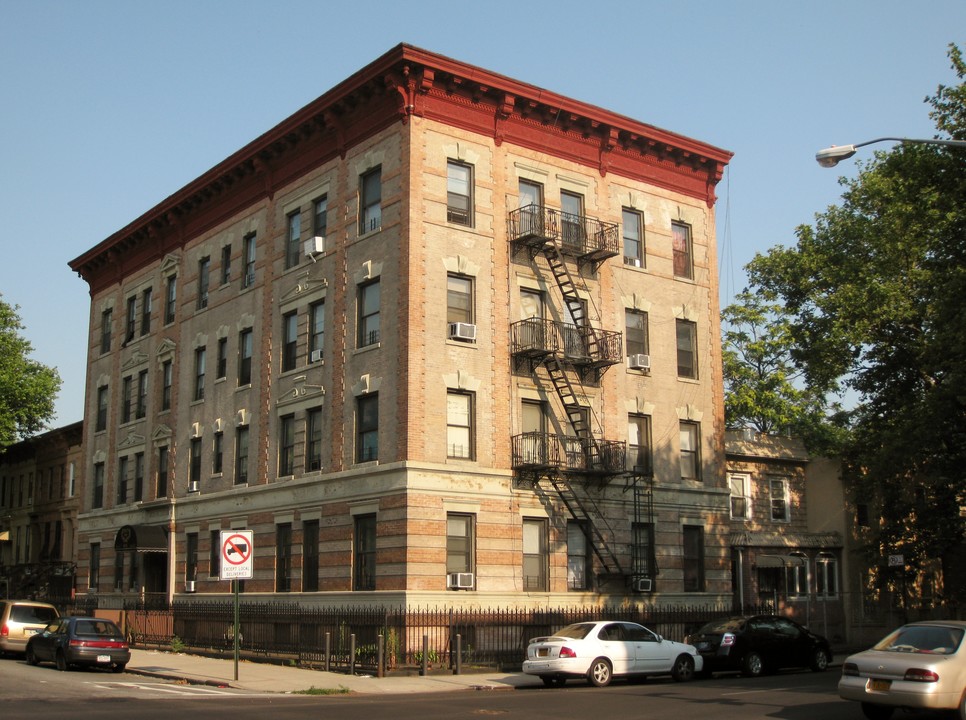 645 Macdonough St in Brooklyn, NY - Building Photo