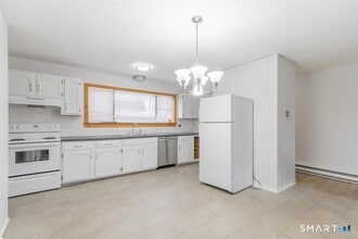 3 Pebblestone Cir in Suffield, CT - Building Photo - Building Photo