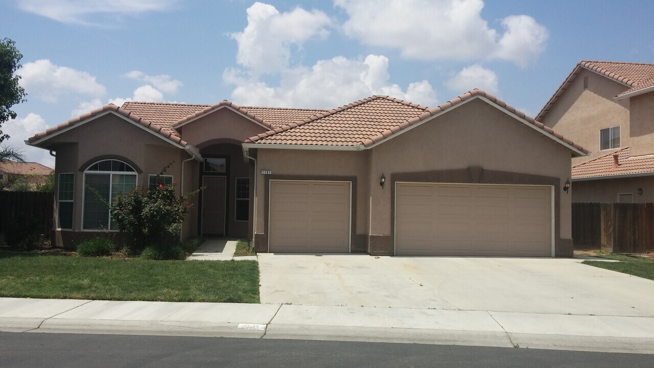 1131 Paradise Dr in Lemoore, CA - Building Photo