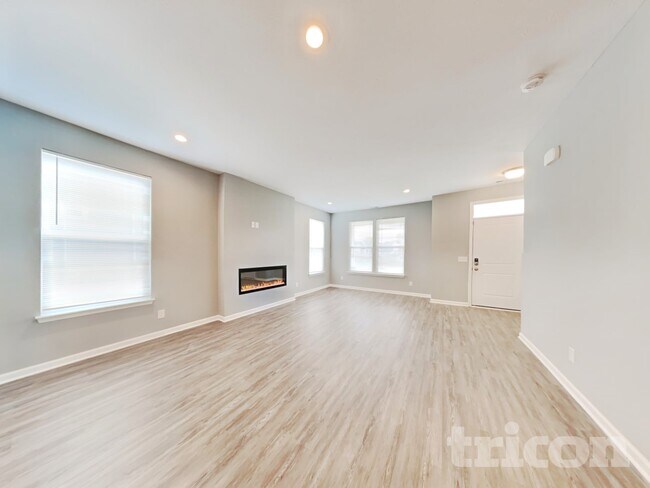 303 Thomas Point Dr in Fortville, IN - Foto de edificio - Building Photo