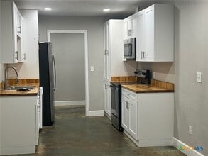 661 W Austin St in Luling, TX - Building Photo - Building Photo