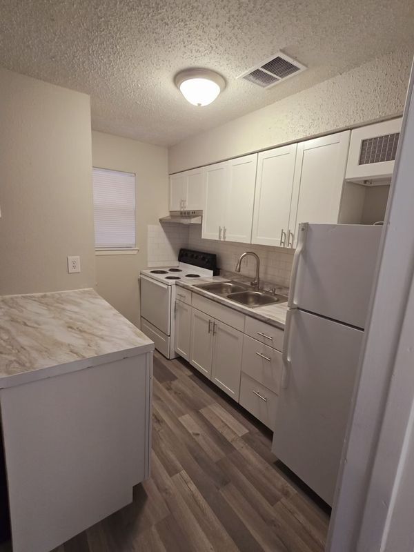 2620 Ektom Dr in Austin, TX - Foto de edificio - Building Photo