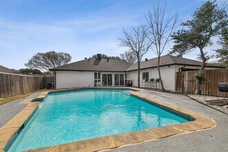 1813 Cross Bend Rd in Plano, TX - Foto de edificio - Building Photo