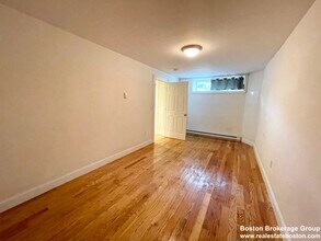 98 L St, Unit 1 in Boston, MA - Foto de edificio - Building Photo