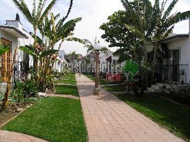 1172 N Hobart Blvd in Los Angeles, CA - Building Photo - Building Photo