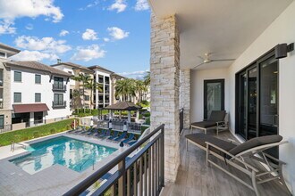 1035 3rd Ave S, Unit 312 in Naples, FL - Foto de edificio - Building Photo