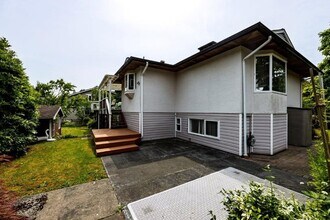 3588 Allan Rd in North Vancouver, BC - Building Photo - Building Photo