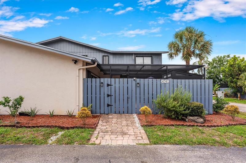 4741 Holly Lake Dr in Greenacres, FL - Building Photo