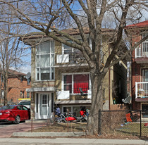 152 Portland St in Toronto, ON - Building Photo