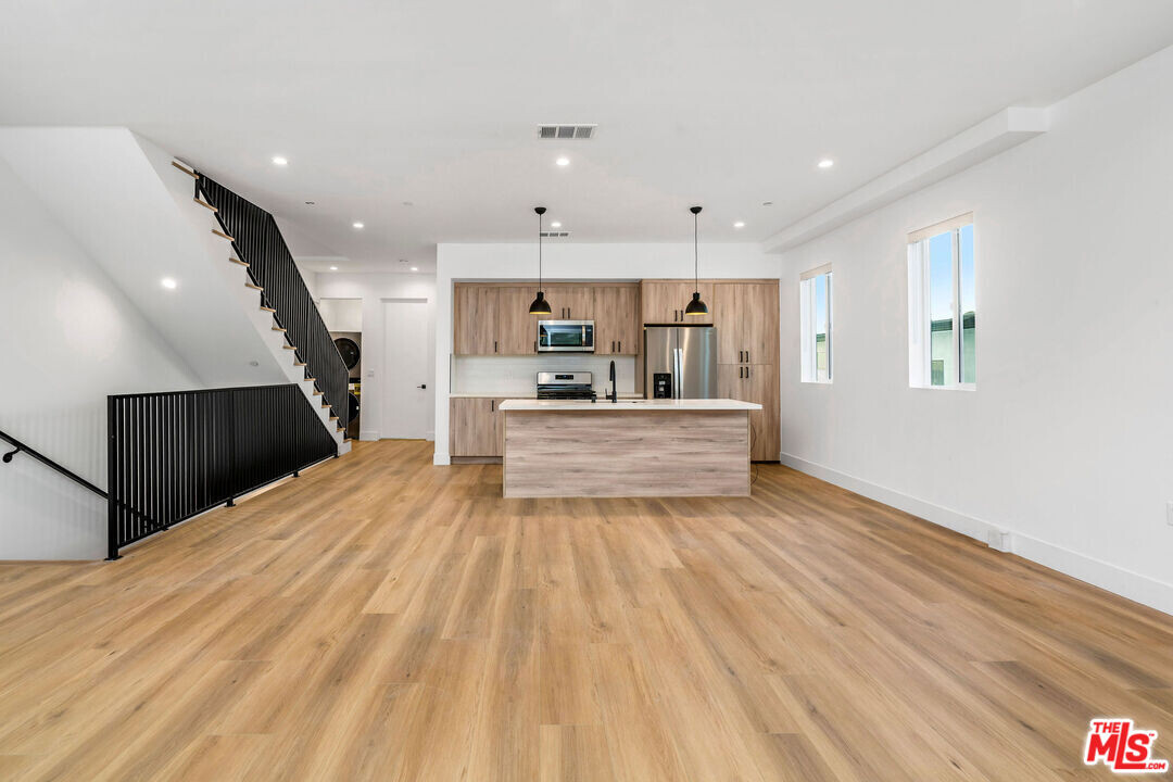 10805 Morrison St in Los Angeles, CA - Building Photo