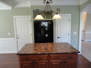 2211 Matthew Oaks Ct in Greensboro, NC - Foto de edificio - Building Photo
