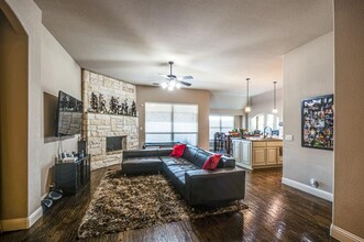2405 Kemerton Dr in Plano, TX - Foto de edificio - Building Photo