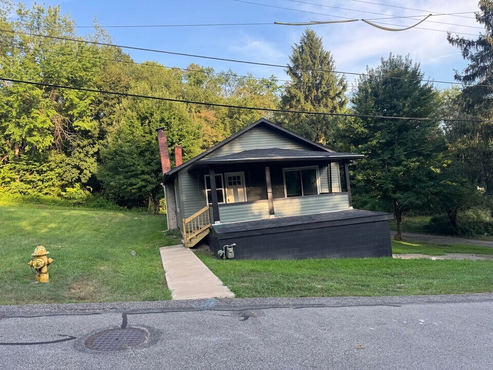 2637 Woodlawn Dr in Monroeville, PA - Building Photo