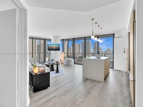 121 NE 34th St, Unit 2104 in Miami, FL - Foto de edificio - Building Photo