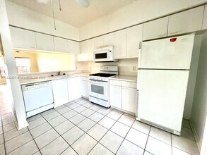 7886 Dixie Beach Cir in Tamarac, FL - Building Photo - Building Photo