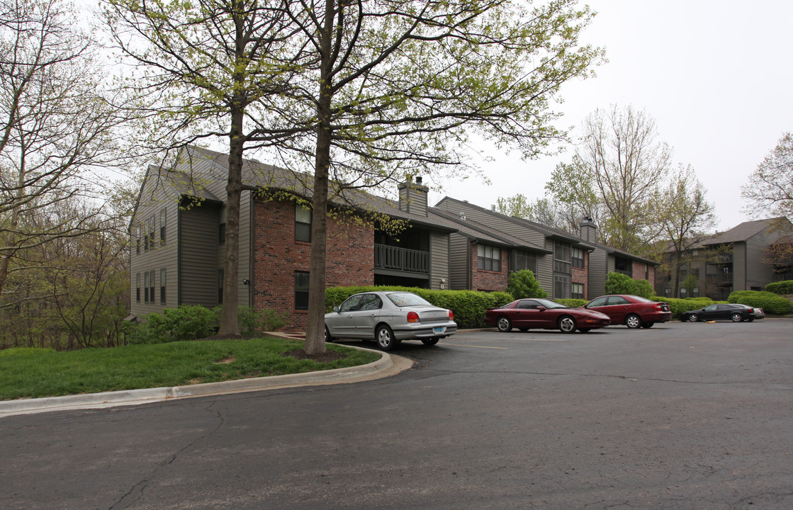 Hillsborough Apartments in Shawnee Mission, KS - Building Photo