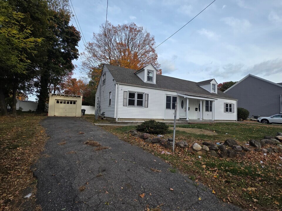62 Pond Point Ave in Milford, CT - Building Photo