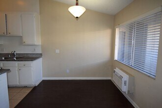 13846 Sherman Way in Van Nuys, CA - Foto de edificio - Building Photo