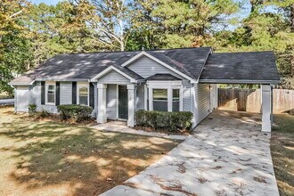 660 Utoy Cir SW in Atlanta, GA - Building Photo - Building Photo