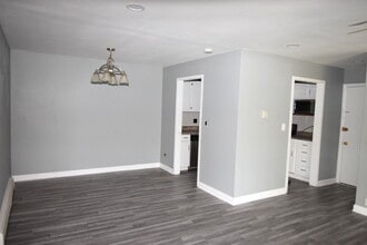 9S 120 Lake Dr in Willowbrook, IL - Building Photo - Building Photo