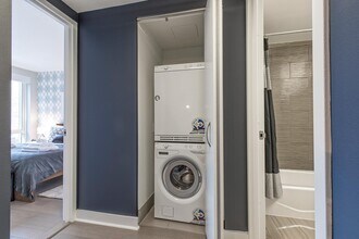 450 W 42nd St, Unit APT 46P in New York, NY - Building Photo - Building Photo