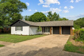 8815 Hackney Ln in Dallas, TX - Foto de edificio - Building Photo
