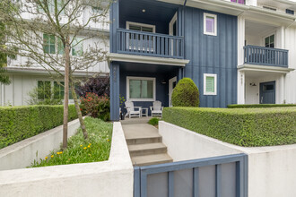 Toluca Village in Toluca Lake, CA - Building Photo - Building Photo