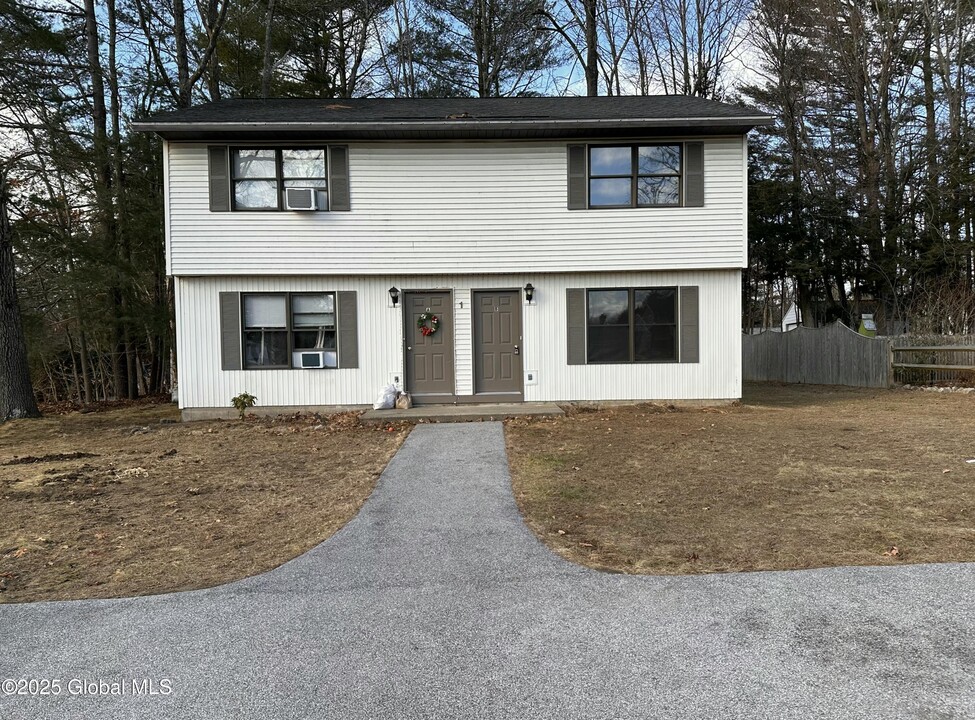 1 Dublin Dr in Ballston Spa, NY - Building Photo