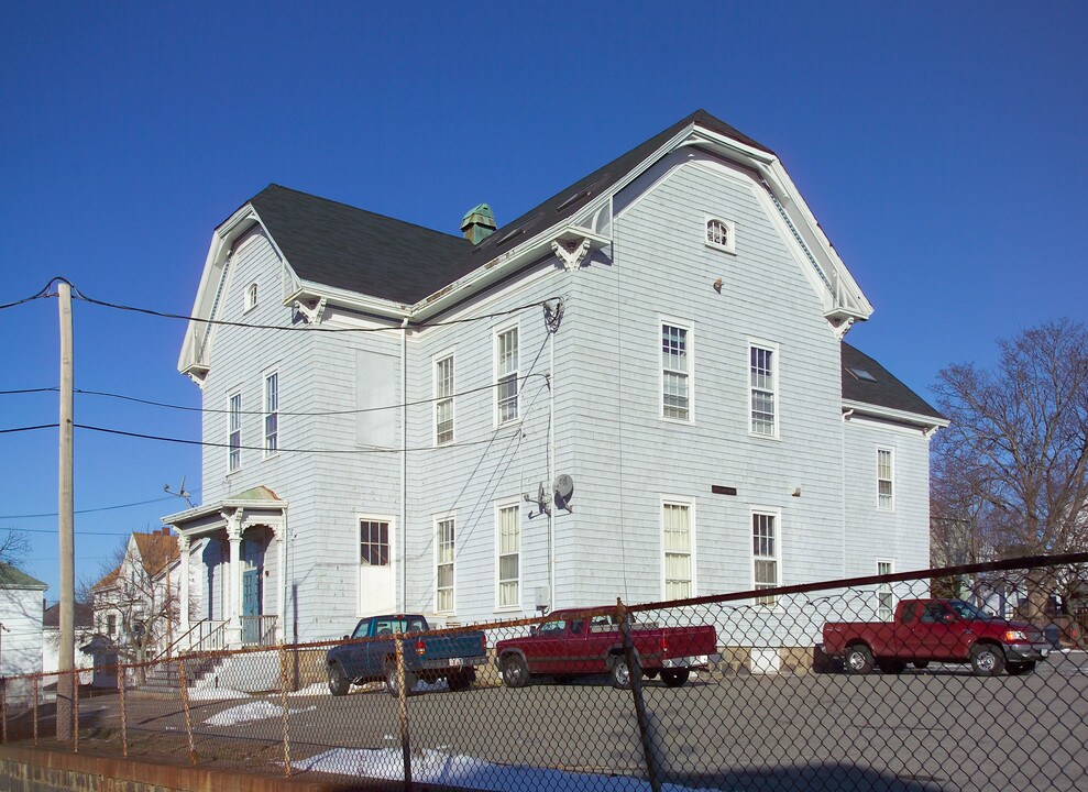 870 Pine St in Fall River, MA - Building Photo