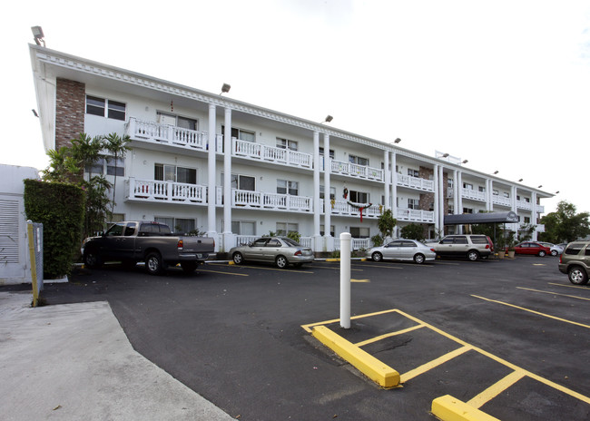 Colonial Park in Hialeah, FL - Foto de edificio - Building Photo