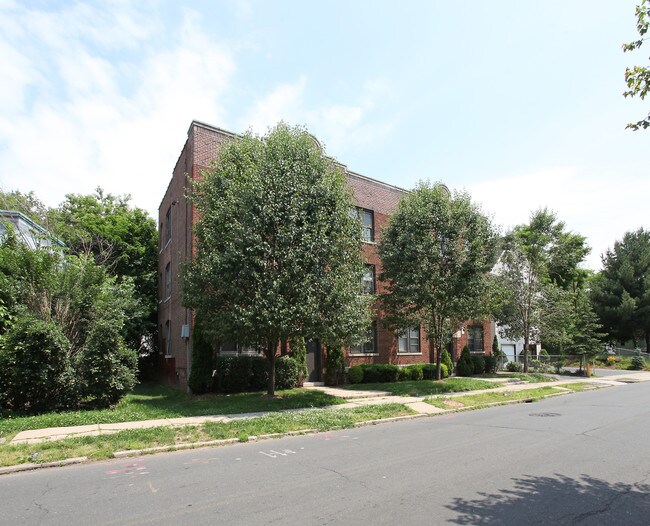 65 Monroe St in New Britain, CT - Foto de edificio - Building Photo