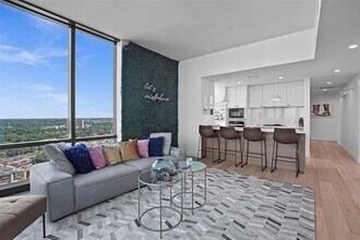 70 Rainey St in Austin, TX - Foto de edificio - Building Photo