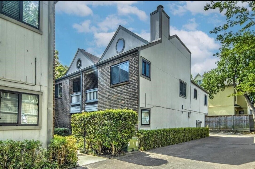 1114 Augusta Dr in Houston, TX - Building Photo