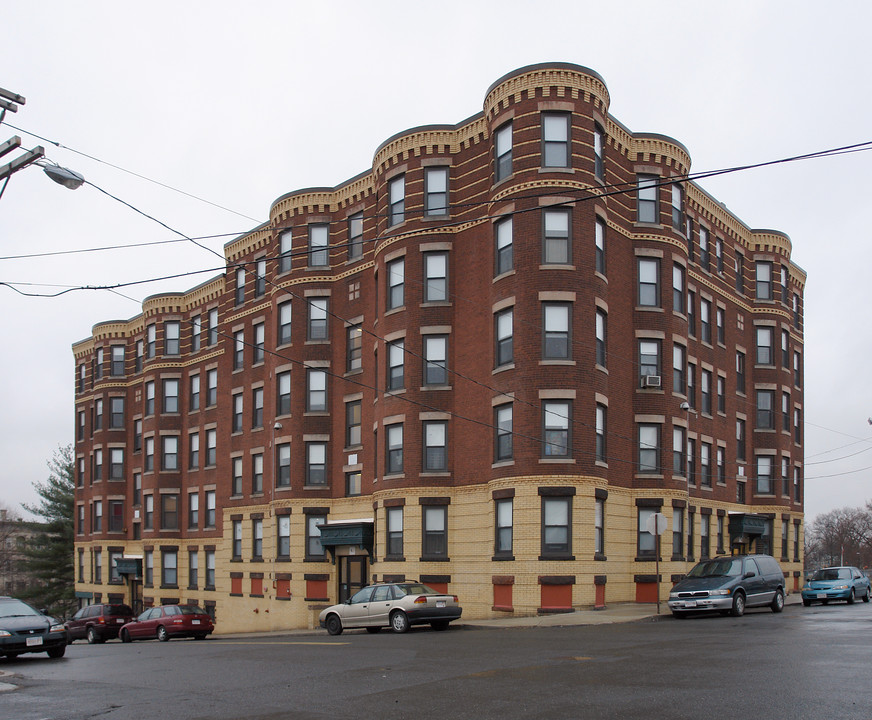 348 Chestnut St in Holyoke, MA - Building Photo