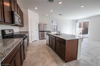 8177 Calpena Ave in Las Vegas, NV - Building Photo - Building Photo