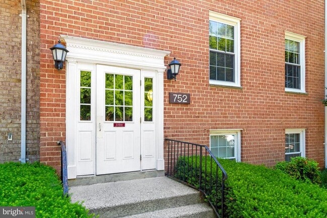 property at 752 Quince Orchard Blvd
