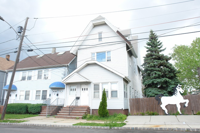 210 Lewis St in Perth Amboy, NJ - Foto de edificio - Building Photo