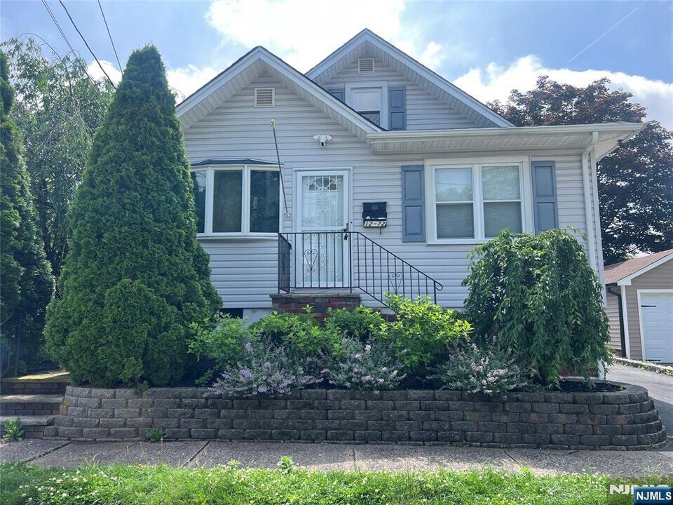 12-72-72 5th St in Fair Lawn, NJ - Building Photo