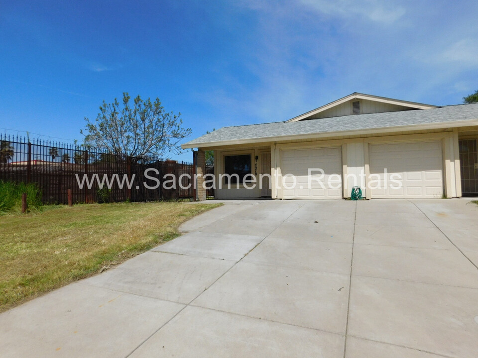 4978 Saddlerock Way in Sacramento, CA - Building Photo
