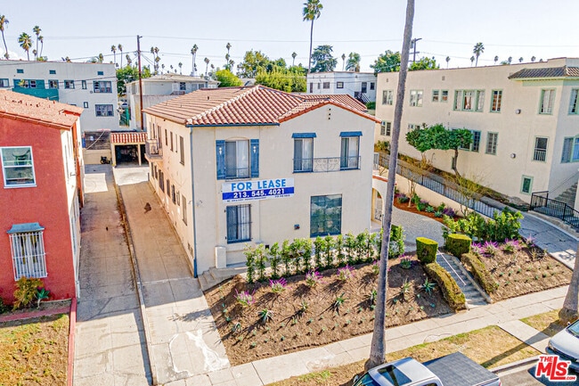 1156 Bronson Ave in Los Angeles, CA - Foto de edificio - Building Photo